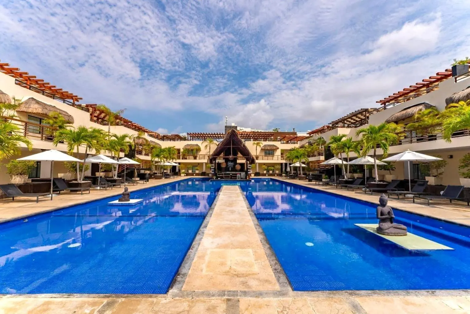 Departamento En Aldea Thai Con Terraza, Vista Al Mar Y Alberca Privada, Para 8 Personas location